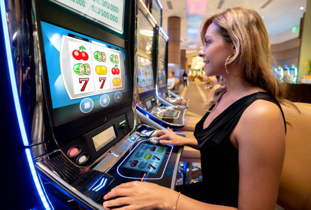 Live Baccarat table with croupier and betting interface on cendana