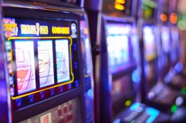 Live Roulette wheel spinning with betting grid and live chat on cendana interface